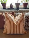 Randigt kuddfodral i honung med fransar 50x50 cm