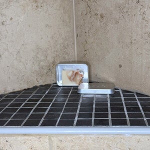 Azur Rostfri tvålförvaring för resan | Med dränering | Hållbart resande