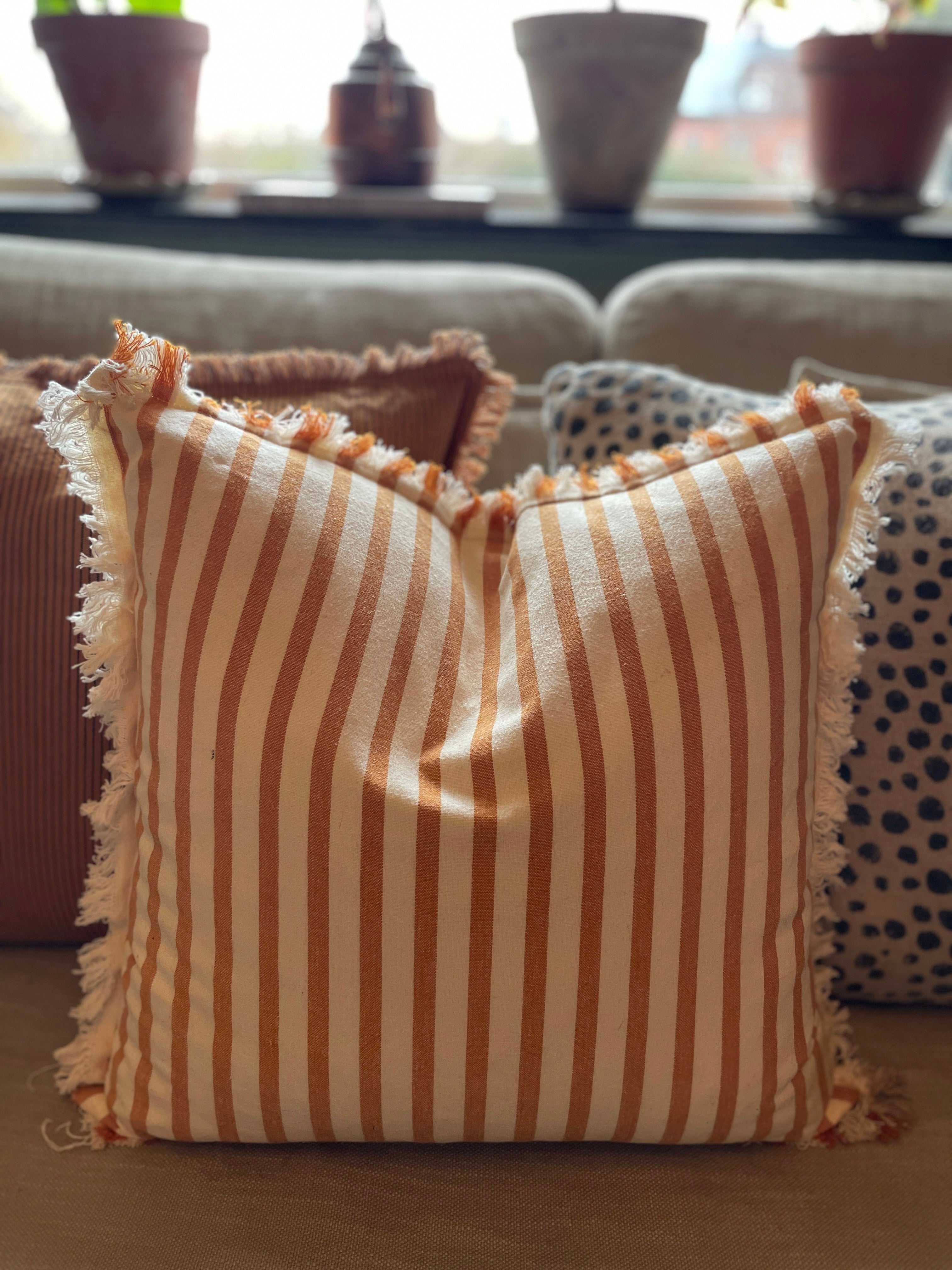Randigt kuddfodral i honung med fransar 50x50 cm