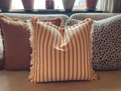 Randigt kuddfodral i honung med fransar 50x50 cm