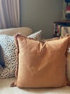 Randigt kuddfodral i varm mandelton med fransar 50x50 cm