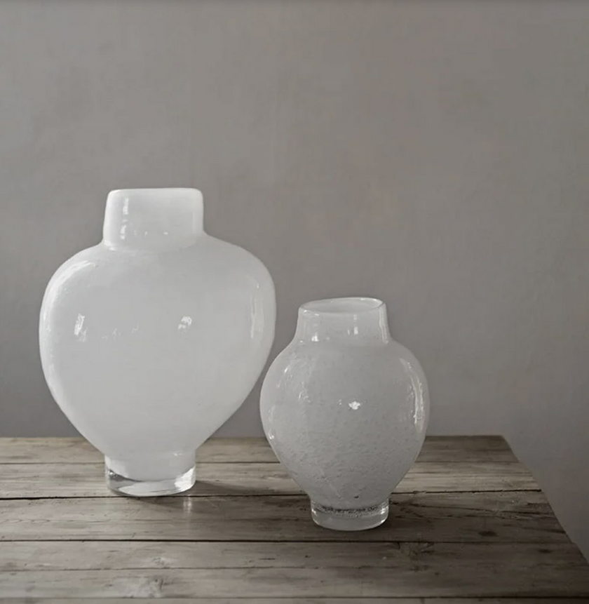 Vit vas oregelbunden form Stor