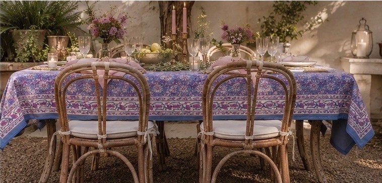 Duk, lila blommor