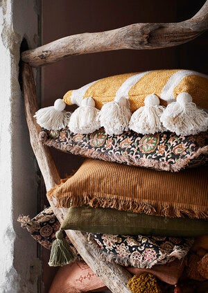 Randigt kuddfodral i varm mandelton med fransar 50x50 cm