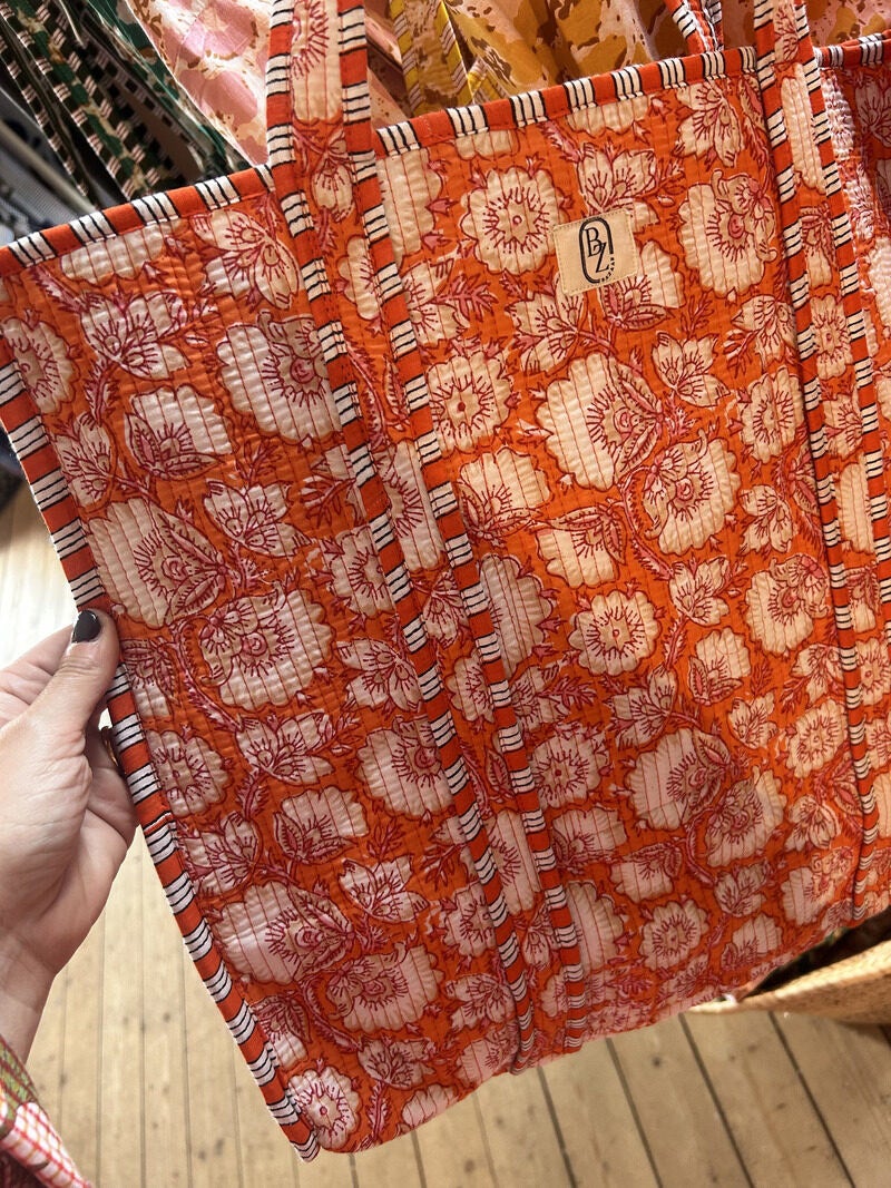 Väska orange blommor