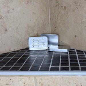 Azur Rostfri tvålförvaring för resan | Med dränering | Hållbart resande