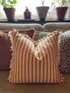 Randigt kuddfodral i honung med fransar 50x50 cm