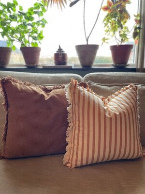 Randigt kuddfodral i varm mandelton med fransar 50x50 cm