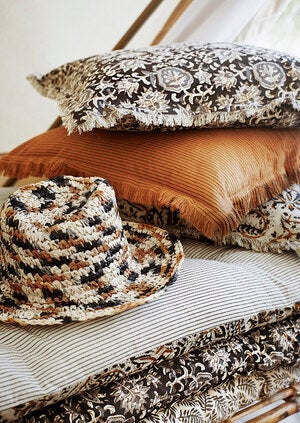 Randigt kuddfodral i varm mandelton med fransar 50x50 cm